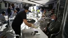 Muchos clientes este lunes en la terraza del restaurante viveirense Muro
