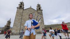 En entorno del santuario de A Barca de Mux�a recibi� ayer a un grupo de unos treinta j�venes que partieron de la Breta�a francesa en barco, con destino a Lisboa, y recalaron en la zona
