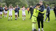 Los futbolistas agradecieron el apoyo de la afici&oacute;n al concluir el partido.