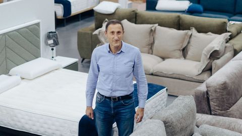 Juan Manuel Surez en la tienda de Nattex del polgono Barreiros.