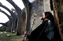 Una de las actrices, ayer durante el ensayo celebrado en las ruinas de Santa Mari�a. 