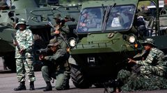 Soldados venezolanos desplegados en el aeropuerto de Garcia Hevia, en La F�ia