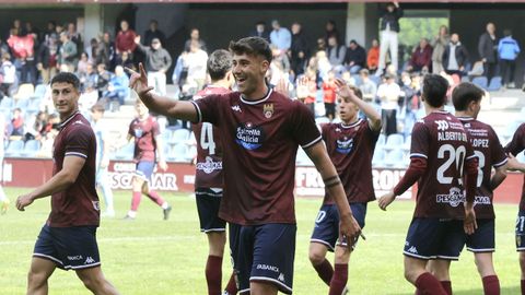 Alain Ribeiro, con su habitual celebraci�n, tras marcar un gol a la Ponferradina