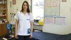 La enfermera F�tima Penas, en el consultorio lucense de Parga (Guitiriz), donde atiende principalmente a pacientes con�hipertensi�n, hipercolesterolemia�o diabetes.