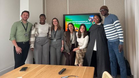 Mari�a (en el centro de la foto) junto a sus compa�eros de proyecto y los responsables de�BoombaDotMobi, empresa de gesti�n de residuos y de econom�a circular de Johannesburgo.