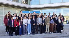 Jos� Gonz�lez con beneficiarios de las becas BEME que cursan un posgrado en la Universidade de Vigo