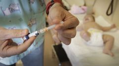 La vacuna introduce en el organismo un agente infeccioso debilitado al que el organismo reacciona como si se tratara de una aut�ntica infecci�n