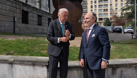 El que fuera presidente del Consejo de la Universidad de Oviedo, lalo Azcona y el rector de la instituci�n acad�mica, Ignacio Villaverde