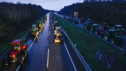 Mientras, muchos de los tractores que cultivan A Limia siguen en la A-52 en se�al de protesta contra el acuerdo de Mercosur