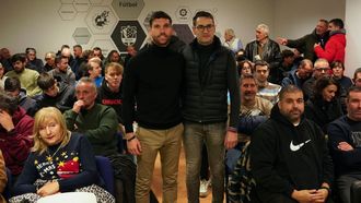 Andr�s Gonz�lez G�mez, en la charla de Afiador, junto con el presidente de la asociaci�n, Roberto Gonz�lez.