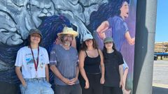 De izquierda a derecha, Vanessa, Quico, Uxía y Ariadna, cuatro de los cinco autores del mural, delante de la primera escena