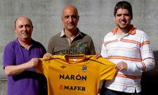 Jorge Rodr�guez, en el centro de la imagen, es el nuevo entrenador del club naron�s.