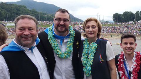 Adri�n Barb�n, junto a la delegada del Gobierno, en el Descenso Internacional del Sella