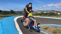 David, que va en silla de ruedas desde los tres a�os, y su padre en el circuito de Santa Ic�a, en Nar�n
