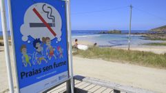 Cartel en la playa de A Fragata, que�fue declarada playa sin humo en el 2019 junto a la de Esmelle.