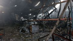 Un voraz incendio destruye una nave industrial en Betanzos