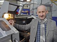 En la imagen superior, Jos� Manuel Mato posa al lado de una de las muchas m�quinas innovadoras que se reparten por su nave de Padr�n, donde levant� Talleres Lacambra. A la izquierda de estas l�neas puede verse una foto antigua en la que este boirense se atreve a subirse a una moto de las muchas que pod�an probarse en el taller de su padre, en la localidad de Cesp�n. 