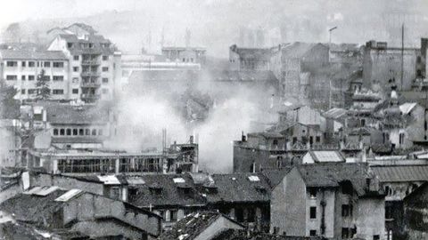 Oviedo, 1937. En esta foto de Adolfo Lpez Armn podemos observar como un proyectil impacta al lado del Instituto de Segunda Enseanza (hoy Alfonso II), en la calle Santa Susana. El edificio estaba en construccin al haber sido destruido el anterior durante la Revolucin de Octubre