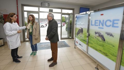 Visita  de la conselleira de Medio Rural a la fbrica de Leche Ro en O Ceao