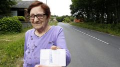 Genoveva amosa o seu carn�, sacado no ano 1963 na cidade de Lugo