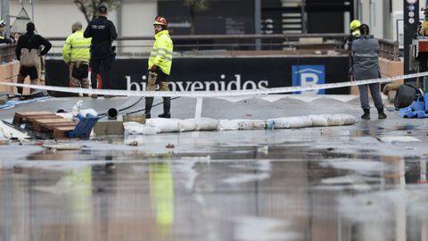 Bomberos y Policía Nacional sacan el agua del parking de Bonaire en Aldaia