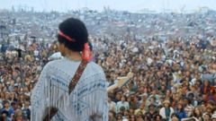 JIMI HENDRIX DANDO SU LEGANDARIO CONCIERTO EN WOODSTOCK 1969