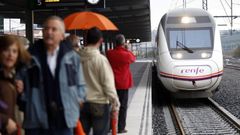 Usuarios de un tren Avant en la estaci�n de ferrocarril de Compostela