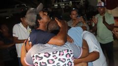 Los pescadores rescatados en M�xico abrazan a sus familias tras pasar cinco d�as en altamar