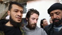 Travis Timmerman es atendido por un grupo de damascenos tras ser liberado.
