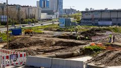 Operarios este lunes en la zona anexa a Alfonso Molina en la que se detectaron los servicios no identificados