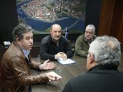 <span lang= es-es >Respaldo municipal al l�der</span>. Lores asegur� el compromiso del Concello con el Teucro ante el m�s que posible ascenso a Asobal. 