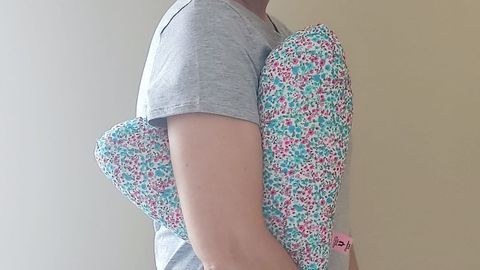 Voluntarias del curso de bordado del Concello de Burela elaboran cojjines terapéuticos para mujeres que han sido operadas de cáncer de mama