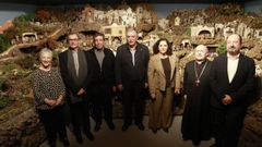 Mara Jos Varela, Jos Carlos Alonso, Jess Echevarra, ngel Garca Seoane, Beln do Campo, el arzobispo Francisco Jos Prieto y Xos Manuel Merelles, en la inauguracin del beln de la iglesia de Santa Cruz
