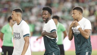 Konat&eacute;, Vinicius y Mbapp&eacute; levant&aacute;ndose la camiseta en homenaje a Ceuta antes de iniciarse el partido de la jornada 6 de La Liga del Elche - Real Madrid