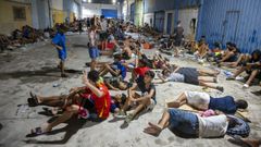 Decenas de migrantes que han pasado la frontera entre Ceuta y Marruecos pasan la noche en la calle.