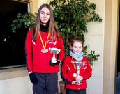 Escariz (izquierda) con su medalla en el podio y las hermanas Iria y Natalia Rivas con sus trofeos.