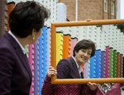 Lupe Silva se puso ante el espejo y ante la valla que colore con los alumnos el ao pasado. 