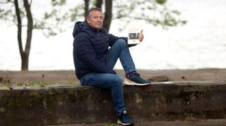 <span lang= gl >Ant�n Rodr�guez amosa un exemplar do libro que presentar� este venres</span>