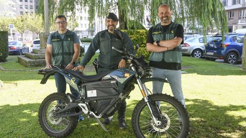 En el centro Alfonso, cabo de la patrulla de Lugo del Seprona, con Roberto (izquierda) y Diego, agentes del EMIIF