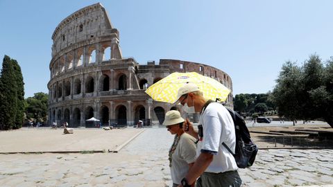La gente pasa junto al Coliseo, en medio del brote de la enfermedad por coronavirus, en Roma, Italia