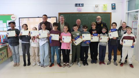 Alumnos del CEIP de Quins (Mel�n), con sus diplomas tras la formaci�n c�vico-tributaria ofrecida por la Xunta.