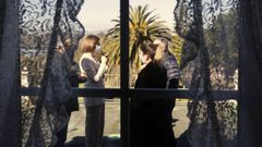 �ngeles V�zquez, con la propietaria de una vivienda del casco hist�rico de Neda, beneficiaria de una ayuda de la Xunta