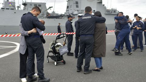 Familiares, parejas y grupos de amigos se desped�an en A Gra�a antes de la misi�n de la F-101.