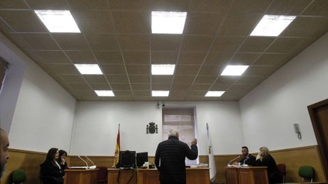 La iluminaci�n interior del juzgado est� compuesta todav�a por baras fluorescentes