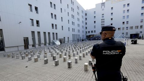 La droga intervenida en la operacin Saona, desplegada este lunes en el cuartel de Lonzas, en A Corua.