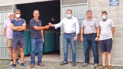El alcalde de Cerdedo-Cotobade, Jorge Cubela, con los representantes vecinales