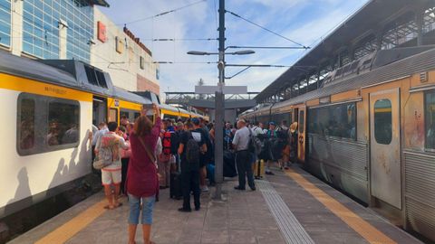 Los pasajeros durante el momento del transbordo en Viana do Castelo.