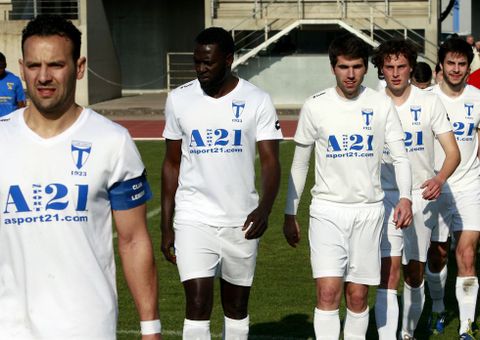 Los futbolistas del Club Lemos saliendo al terreno de juego en el partido ante el San Cipri�n. 