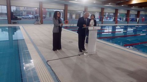 Tom, con la subdelegada del Gobierno, a la izquierda, y la presidenta del club de natacin