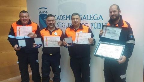 Representantes de Protecci�n Civil de Carballo en la entrega de galardones y reconocimientos celebrada en A Estrada.
